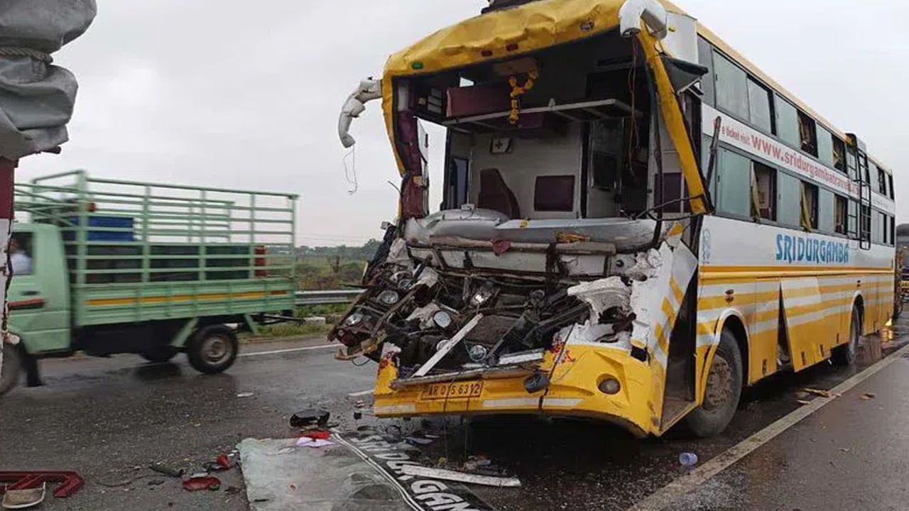 Narayanpet Bus Accident: ఘోర రోడ్డు ప్రమాదం.. ఆగివున్న లారీని ఢీకొట్టిన ట్రావెల్స్ బస్సు! తెల్లవారుజామున ఘటన