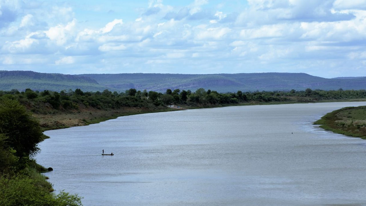 వేసవిలో నీరు ఎందుకు చల్లగా ఉంటుందంటే.. నిజానికి వేసవిలో నీరు వేడిగా మారకుండా గరిష్ట ఉష్ణోగ్రతను భరించే సామర్థ్యాన్ని కలిగి ఉంటుంది. ఈ నీరు వేడి చేయడానికి ఎక్కువ ఉష్ణోగ్రత అవసరం అవుతుంది.
