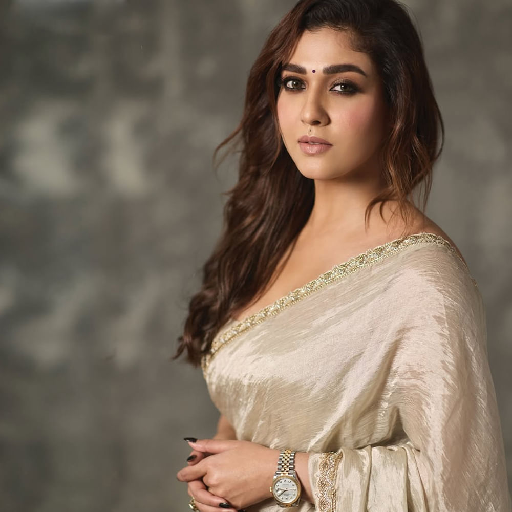 ప్రస్తుతం సౌత్ ఇండస్ట్రీలో ఆమె లేడీ సూపర్ స్టార్. హీరోలతో సరిసమానంగా రెమ్యునరేషన్ తీసుకుంటూ టాక్ ఆఫ్ ది ఇండస్ట్రీగా మారింది. ఆమె మరెవరో కాదండి.. నయనతార. తెలుగుతోపాటు తమిళం భాషలలో ఎన్నో సూపర్ హిట్ చిత్రాల్లో నటించింది. ఇటీవలే జవాన్ సినిమాతో హిందీ సినీరంగంలోకి అడుగుపెట్టింది.