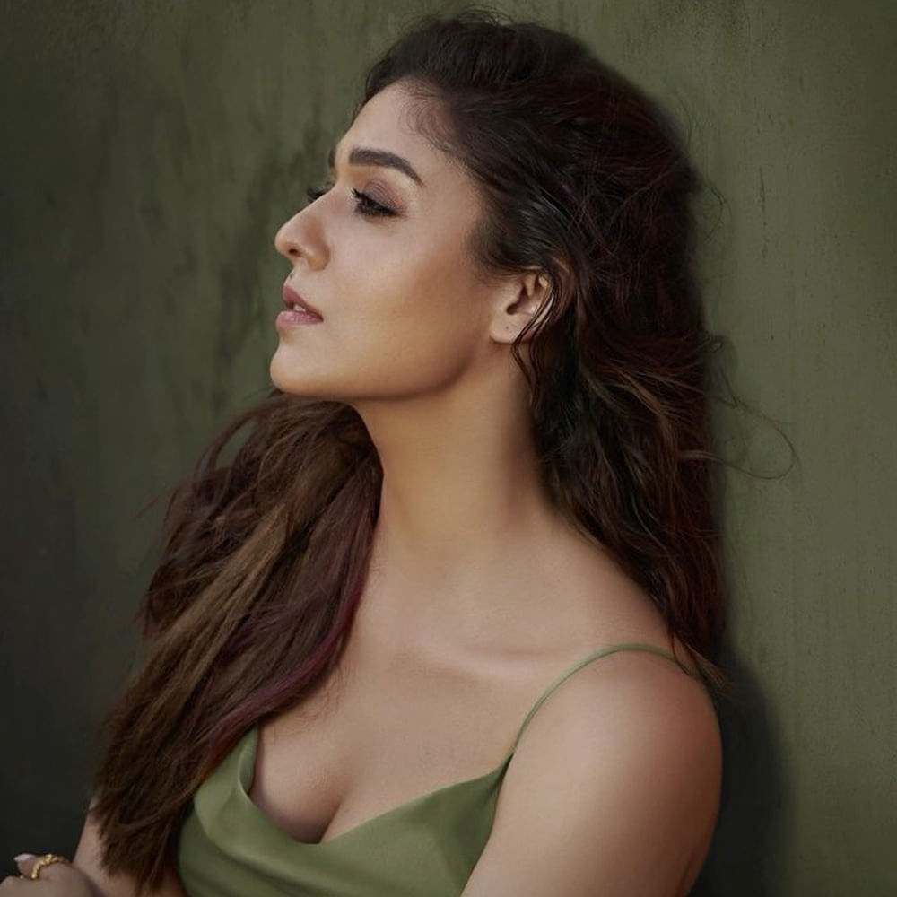 అదే సమయంలో స్టార్ హీరోల సినిమాల్లో కీ రోల్స్తో ఆకట్టుకుంటున్నారు. ఆ మధ్య చిరంజీవి హీరోగా తెరకెక్కిన గాడ్ ఫాదర్ సినిమాల్లో పవర్ ఫుల్ సిస్టర్ రోల్లో కనిపించారు నయన్.