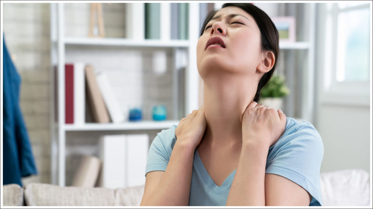 Neck Pain: మెడ నొప్పి అనేది ఎవరినైనా ప్రభావితం చేసే ఒక సాధారణ ఆరోగ్య సమస్య. చాలా మందిలో ఈ సమస్య ఉంటుంది. నిద్రలో మెడ పట్టేసిన సమస్యతో బాధపడేవారు చాలా మంది ఉంటారు. దీని పరిష్కారం కోసం రకరకాల ప్రయత్నాలు చేసినా ఫలితం ఉండదు. కానీ కొన్ని హోమ్ రెమిడీస్ వల్ల సులభంగా పరిష్కారం పొందవచ్చంటున్నారు ఆరోగ్య నిపుణులు. ఈ నొప్పి ఎక్కువగా ఎక్కువసేపు కూర్చోవడం, గొంతులో వాపు, అధిక దిండును ఉపయోగించడం లేదా గొంతు వెనుక కండరాలలో ఒత్తిడిని కలిగిస్తుంది. ఈ సమస్యకు సరైన సమయంలో చికిత్స చేయకపోతే, ఈ పరిస్థితి తీవ్రమవుతుంది. కానీ, ఈ సమస్యను ఇంటి నివారణలతో కూడా అధిగమించవచ్చని తెలిస్తే మీరు సంతోషపడతారు. మెడ నొప్పిని తగ్గించడంలో సహాయపడే కొన్ని హోమ్ రెమిడీస్ గురించి తెలుసుకుందాం.