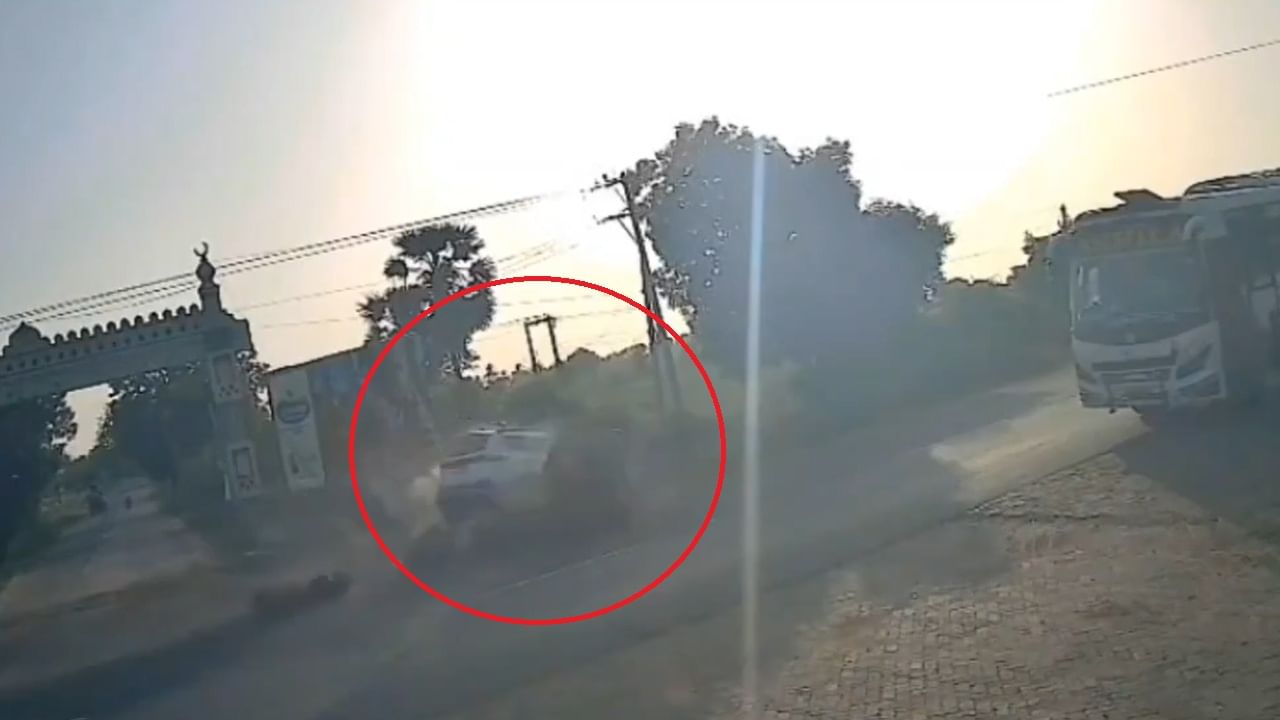 Video: ఆటోను ఢీకొట్టిన కారు.. సీసీ కెమెరాలో రికార్డైన దృశ్యాలు