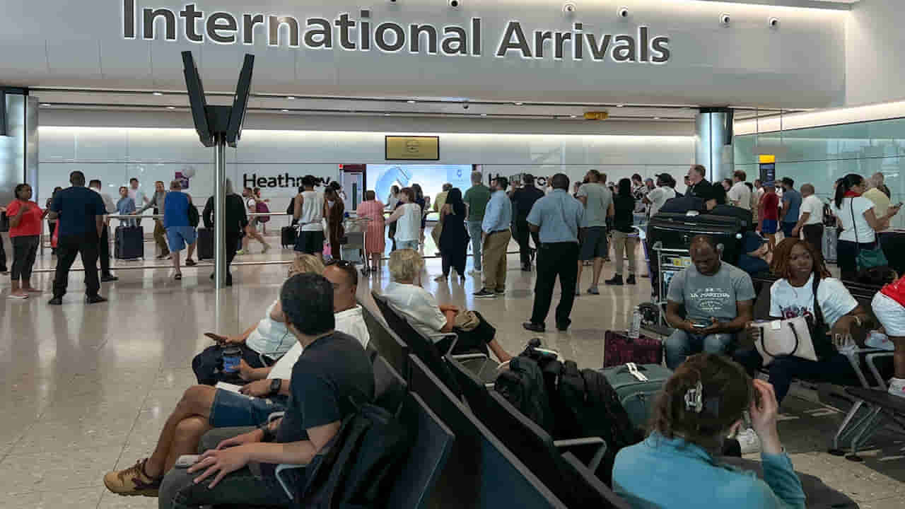 ఎయిర్ పోర్టులో ఇద్దరు వ్యక్తుల తత్తరపాటు.. పోలీసులకు అనుమానం! దగ్గరికి వచ్చి ఆరా తీయగా..