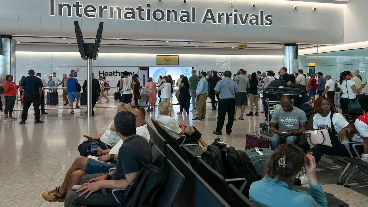 ఎయిర్ పోర్టులో ఇద్దరు వ్యక్తుల తత్తరపాటు.. పోలీసులకు అనుమానం! దగ్గరికి వచ్చి ఆరా తీయగా..