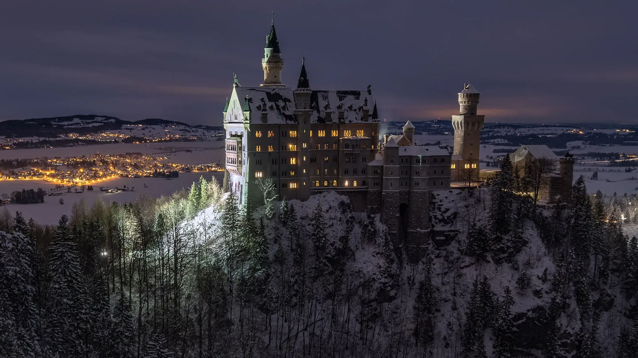 న్యూష్వాన్‌స్టెయిన్ కోట, జర్మనీ: బవేరియన్ ఆల్ప్స్‎పైన ఉన్న ఈ 19వ శతాబ్దపు ఐకానిక్ కోట డిస్నీలోని సిండ్రెల్లా కోటను ప్రేరేపించింది. రాత్రిపూట పొగమంచుతో పర్వత నేపథ్యంలో పూర్తిగా మాయాజాలంతో వెలిగిపోతుంది.