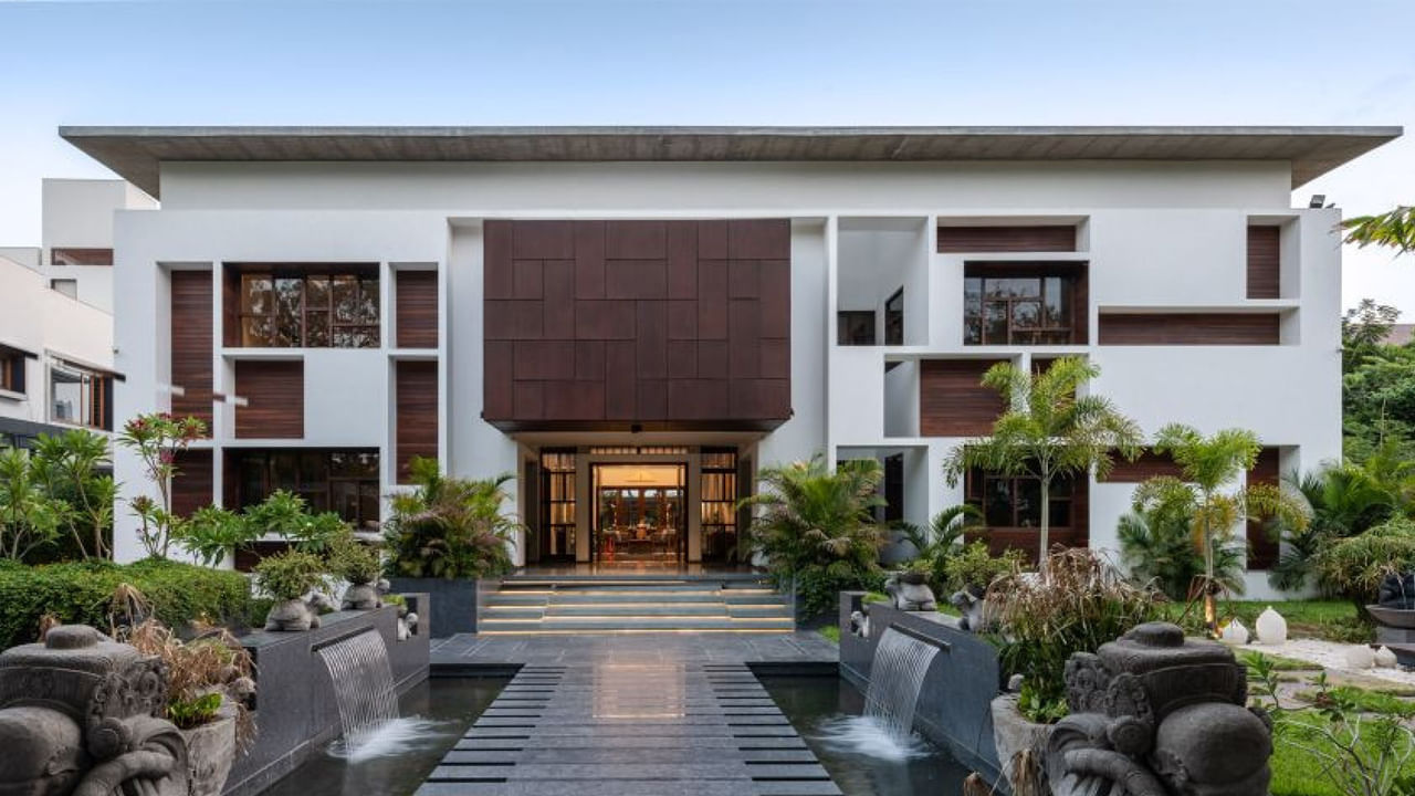 "RERA చట్టంలోని సెక్షన్ 14(3) ప్రకారం, ఏదైనా నిర్మాణ లోపం, అంటే, నిర్మాణం, పనితనం, నాణ్యత లేదా సేవకు సంబంధించిన లోపం 5 సంవత్సరాలలోపు తలెత్తితే, బిల్డర్ బాధ్యత వహించాల్సి ఉంటుంది. 30 రోజుల్లోగా, ఎలాంటి ఛార్జీలు లేకుండా, బిల్డర్ ఈ సమస్యలను పరిష్కరించాలి. పేర్కొన్న సమయంలో లోపాలు సరి చేయకపోయినా.. ఆ లోపాలు అలానే కొనసాగుతున్నా ఇల్లు కొనుక్కున్న వారికీ పరిహారం పొందే హక్కు ఉంటుంది.