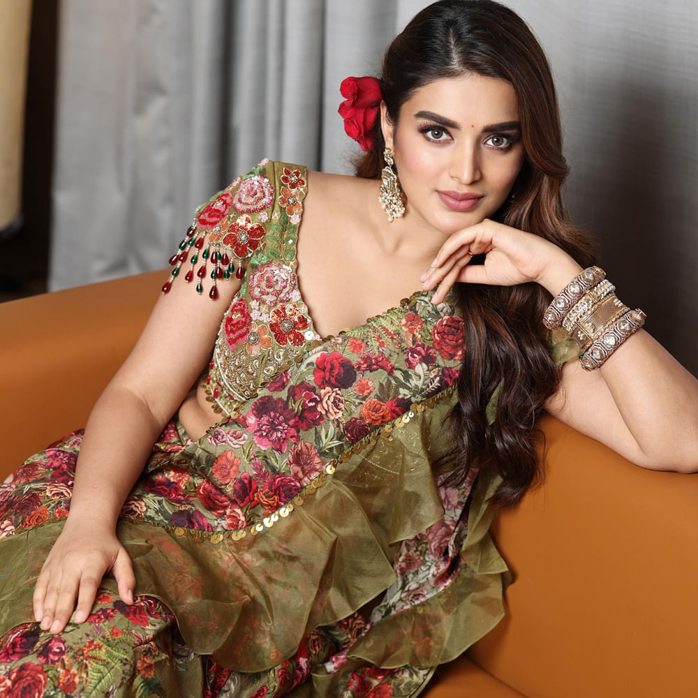 మర్డర్ మిస్టరీ సినిమా ఏ భాష అయిన సరే చేస్తానని తన ట్విట్టర్ ఖాతాలో రాసుకొచ్చింది. దీంతో ప్రస్తుతం ఈ అమ్మడు షేర్ చేసిన ట్వీట్ నెట్టింట వైరలవుతుండగా.. నెటిజన్స్ క్రేజీగా రియాక్ట్ అవుతున్నారు. తెలుగులో ఇటీవల విడుదలైన సినిమాలు చూడాలన చెబుతున్నారు. ఇటీవల నిజ జీవితంలో జరిగిన మేఘాల హానీమూన్ కేసు, తేజేశ్వర్ మర్డర్ కేసు గురించి చదవాలంటూ కామెంట్స్ చేస్తున్నారు. 