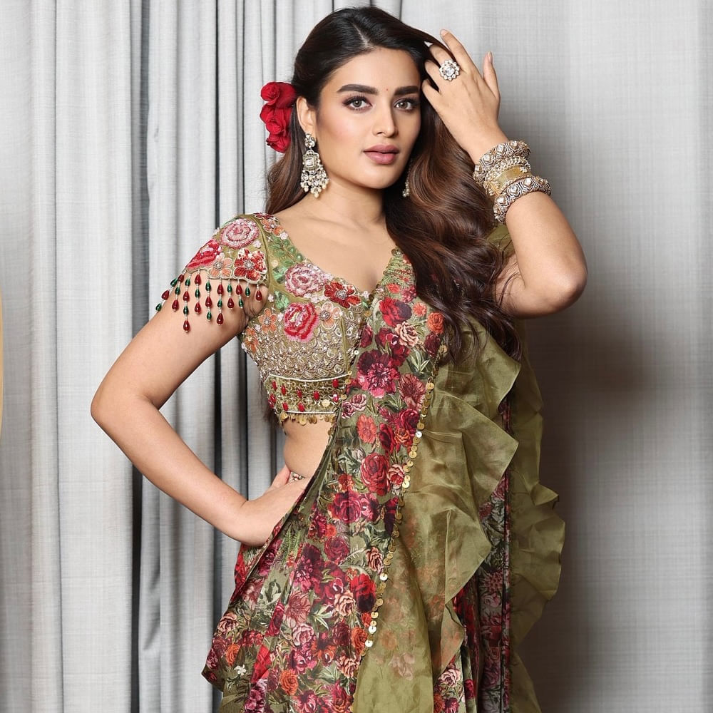 నిధి అగర్వాల్.. ఇప్పుడు సరైన బ్రేక్ కోసం వెయిట్ చేస్తుంది. ఇప్పటివరకు ఈ అమ్మడు నటించిన చిత్రాలన్ని బాక్సాఫీస్ వద్ద నిరాశపరిచాయి. దీంతో ఈ బ్యూటీ ఆశలన్నీ ఇప్పుడు రాజాసాబ్, హరిహర వీరమల్లు సినిమాలపైనే ఉన్నాయి. ప్రస్తుతం ఈ రెండు చిత్రాలపై భారీ అంచనాలు నెలకొన్న సంగతి తెలిసిందే. 