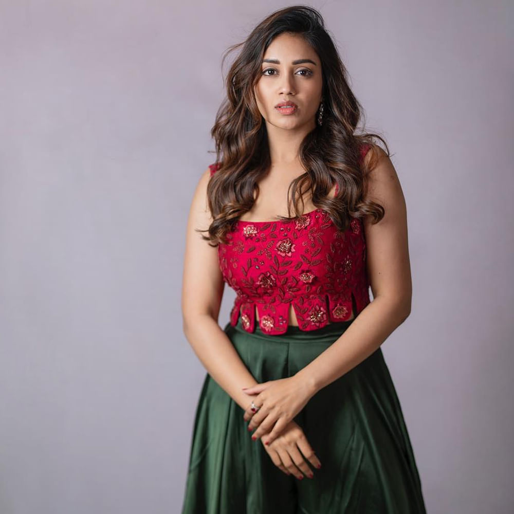 సినిమాలతోపాటు పలు వెబ్ సిరీస్ సైతం చేసింది నివేదా. చివరకు ఆమె పరువు అనే వెబ్ సిరీస్ లో నటించింది. ఇది జీ5లో అందుబాటులో ఉంది. ప్రస్తుతం నివేదా చేతిలో ఏ సినిమా లేదు. కానీ సోషల్ మీడియాలో మాత్రం చాలా యాక్టివ్ ఈ అమ్మడు. తాజాగా ఈ ముద్దుగుమ్మ క్రేజీ ఫోటోస్ తెగ వైరలవుతున్నాయి.