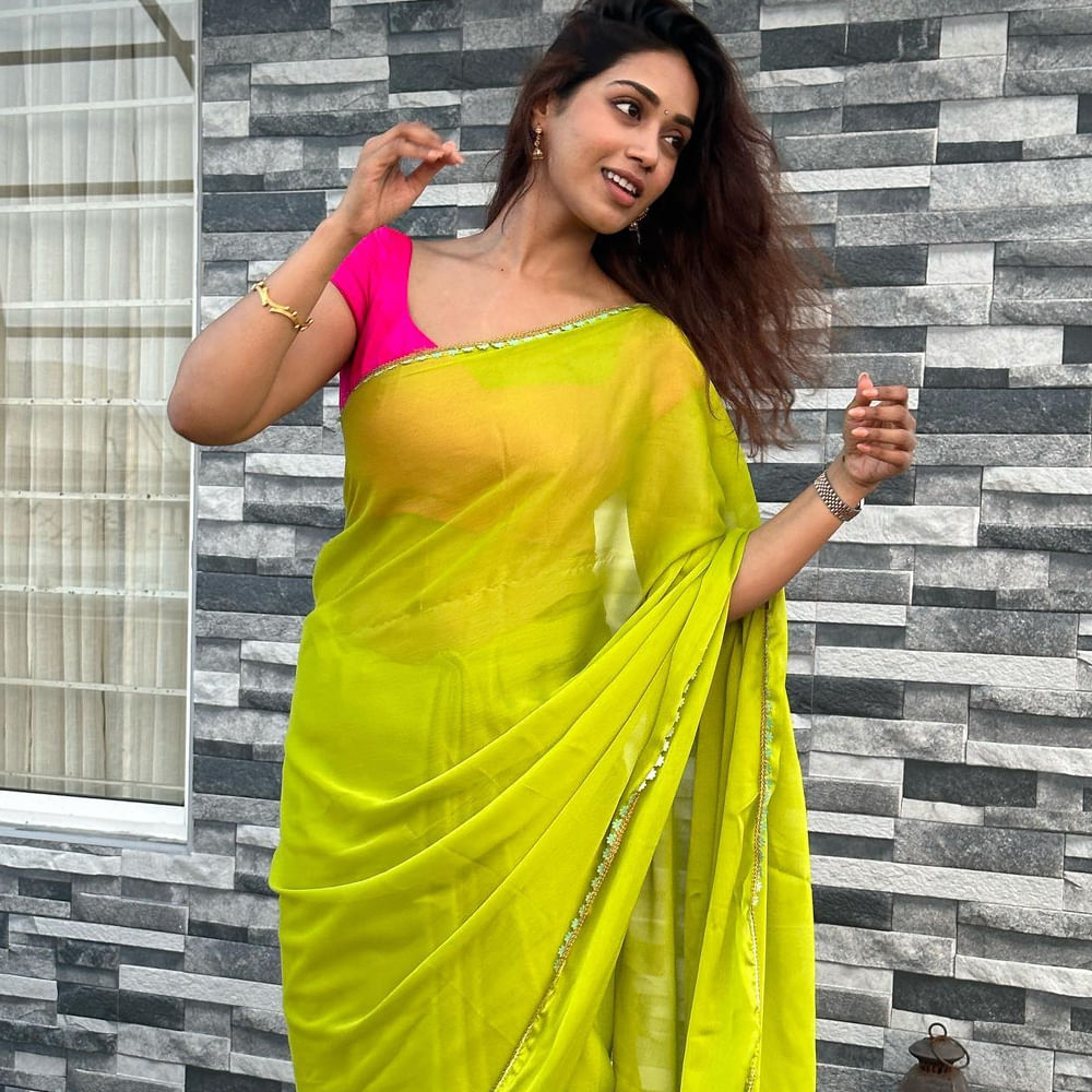 ఈ బ్యూటీ మరెవరో కాదండి.. హీరోయిన్ నివేతా పేతురాజ్. తమిళనాడులోని మధురైలో పుట్టి పెరిగిన ఈ అమ్మడు.. పదేళ్లు దుబాయిలో ఉన్న చదువులు చదివింది. ఆ తర్వాత మిస్ ఇండియా యూఏఈ పోటీల్లో విజేతగా నిలిచింది. మిస్ ఇండియా వరల్డ్ వైడ్ పోటీల్లోనూ పాల్గొంది. ఆ తర్వాత సినిమాల్లోకి ఎంట్రీ ఇచ్చింది ఈ ముద్దుగుమ్మ. 