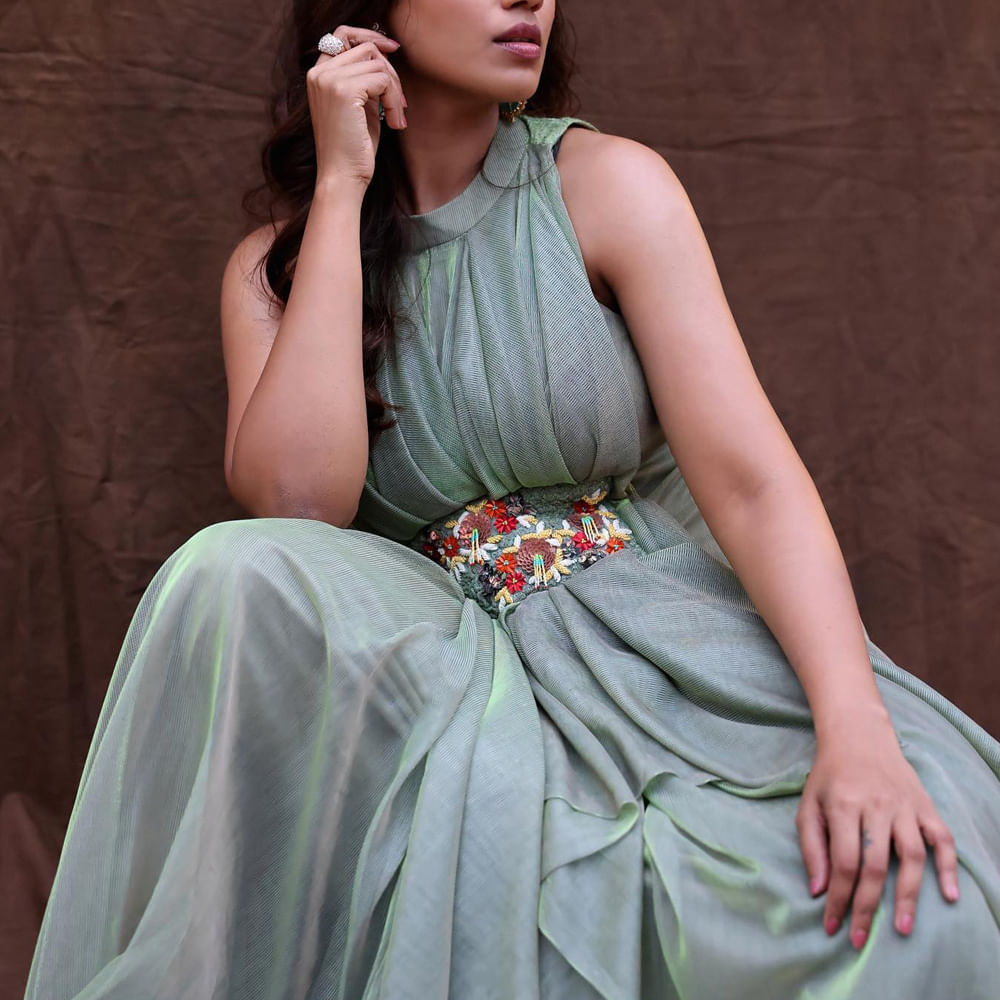 చదువుకునే రోజుల్లో చాలా మంది హీరోయిన్స్ డాక్టర్స్, ఇంజనీర్ కావాలని కలలు కన్నవాళ్ళే. కానీ అనుహ్యంగా సినీరంగంలోకి అడుగుపెట్టి నటీనటులుగా సక్సెస్ అయిన తారలు ఉన్నారు. పైన ఫోటోలో కనిపిస్తున్న టాలీవుడ్ హీరోయిన్ సైతం ఆ కోవకే చెందుతుంది. రేసింగ్ లో శిక్షణ తీసుకుంది. కట్ చేస్తే సినిమాల్లో క్రేజీ హీరోయిన్ గా మారింది. ఇంతకీ ఆమె ఎవరో తెలుసా.. ? 