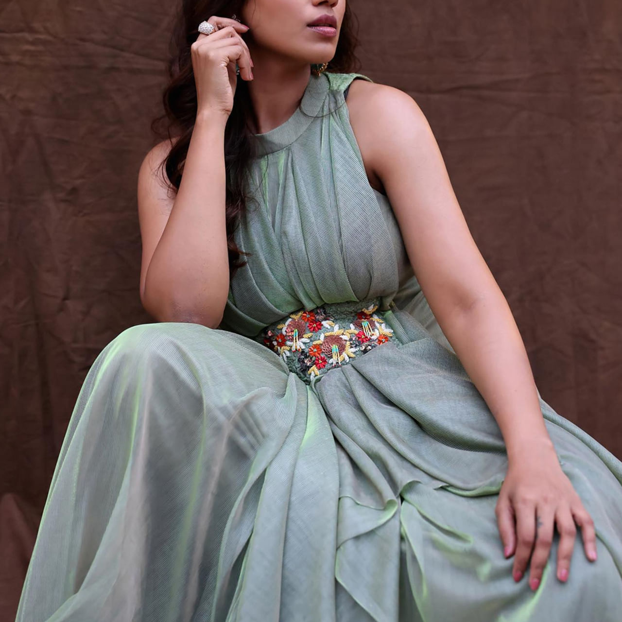 చదువుకునే రోజుల్లో చాలా మంది హీరోయిన్స్ డాక్టర్స్, ఇంజనీర్ కావాలని కలలు కన్నవాళ్ళే. కానీ అనుహ్యంగా సినీరంగంలోకి అడుగుపెట్టి నటీనటులుగా సక్సెస్ అయిన తారలు ఉన్నారు. పైన ఫోటోలో కనిపిస్తున్న టాలీవుడ్ హీరోయిన్ సైతం ఆ కోవకే చెందుతుంది. రేసింగ్ లో శిక్షణ తీసుకుంది. కట్ చేస్తే సినిమాల్లో క్రేజీ హీరోయిన్ గా మారింది. ఇంతకీ ఆమె ఎవరో తెలుసా.. ? 