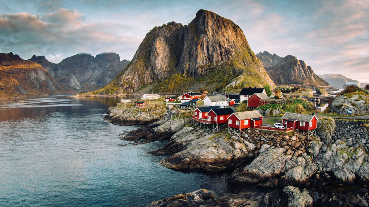 నార్వే: ఏడాదిలో చాలా కాలం పాటు నార్వేలో సూర్యుడు అస్త‌మించ‌డు. అర్ధ‌రాత్రి కూడా ప‌ట్ట‌ప‌గ‌లు లాగా ఎండ ఉంటుంది. అందుకే నార్వే దేశాన్ని అర్ధ‌రాత్రి సూర్యుడు ఉద‌యించే ప్రాంతం Land Of Midnight Sun అని కూడా పిలుస్తారు. అక్షాంశానికి ఎక్కువ ఎత్తులో ఉండ‌టం వ‌ల్లే అక్క‌డ కొద్దిరోజుల పాటు సూర్యుడు అస్త‌మించ‌డు. మే నుంచి జూలై మ‌ధ్య‌లో దాదాపు 70 రోజుల పాటు సూర్యుడు నిరంత‌రం ప్ర‌కాశిస్తూనే ఉంటాడు. ఒక రోజులో కేవ‌లం నాలుగు గంట‌లు మాత్రం మ‌బ్బుల చాటుకు వెళతాడట. నార్వేలోని స్వాల్ బార్డ్‌లో ఏప్రిల్ 10 నుంచి ఆగ‌స్టు 23 వ‌ర‌కు సూర్యుడు నిరంత‌రం ప్ర‌కాశిస్తూనే ఉంటాడు.