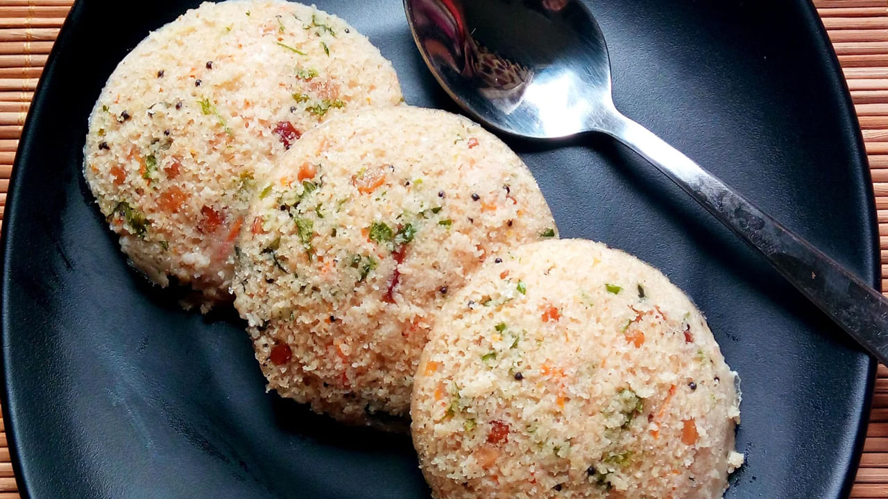 ఓట్స్ ఇడ్లీ కోసం కావలసినవి: 1 కప్పు ఓట్స్ పొడి, 1/2 కప్పు రవ్వ, 1 తురిమిన క్యారెట్, 1/2 కప్పు పెరుగు, ఆవాలు మరియు జీలకర్ర, మినపప్పు & శనగపప్పు, 1 తరిగిన పచ్చిమిర్చి, కరివేపాకు, 1/2 టీస్పూన్ పండ్ల ఉప్పు, 1 టేబుల్ స్పూన్ నూనె, రుచికి తగినంత ఉప్పు.