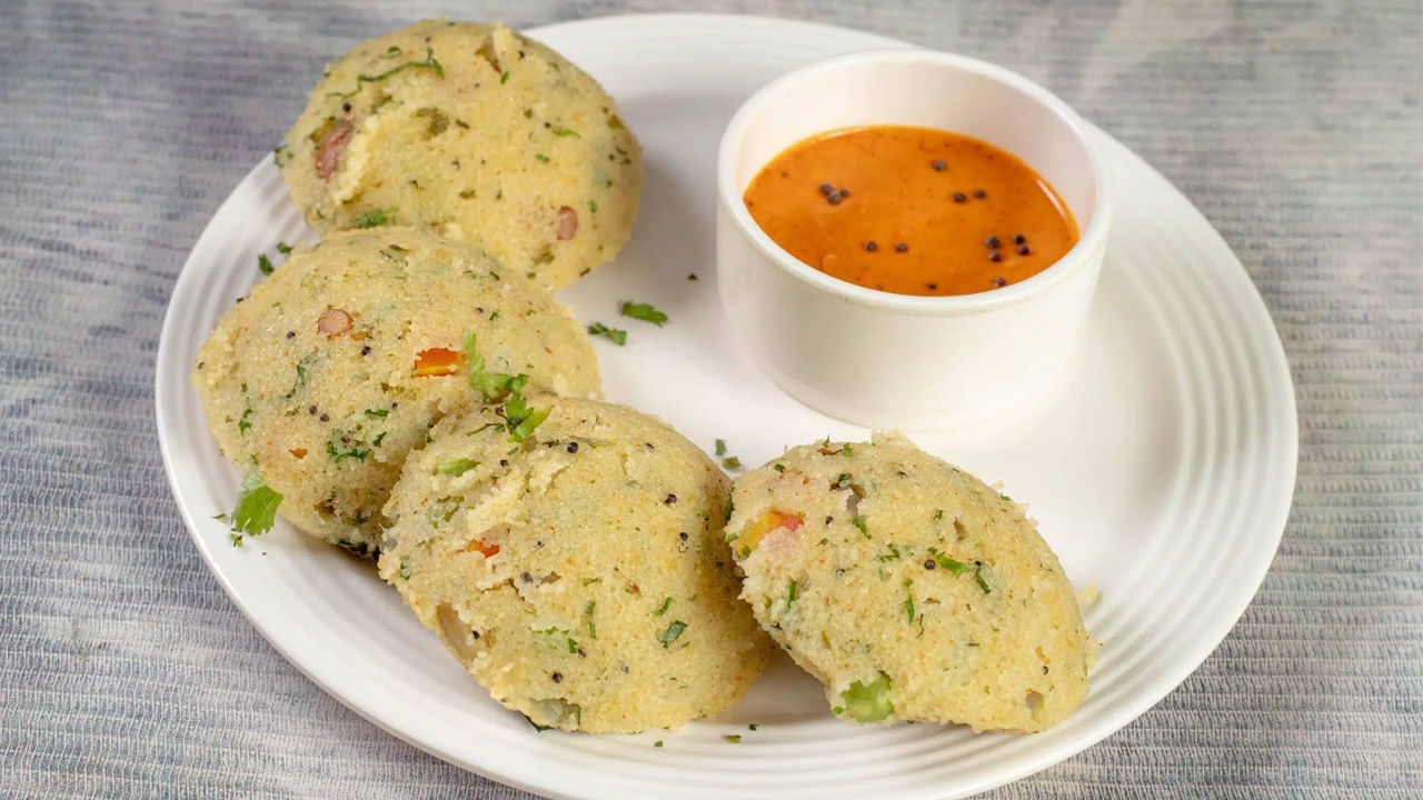 Oats Idli With Chutney