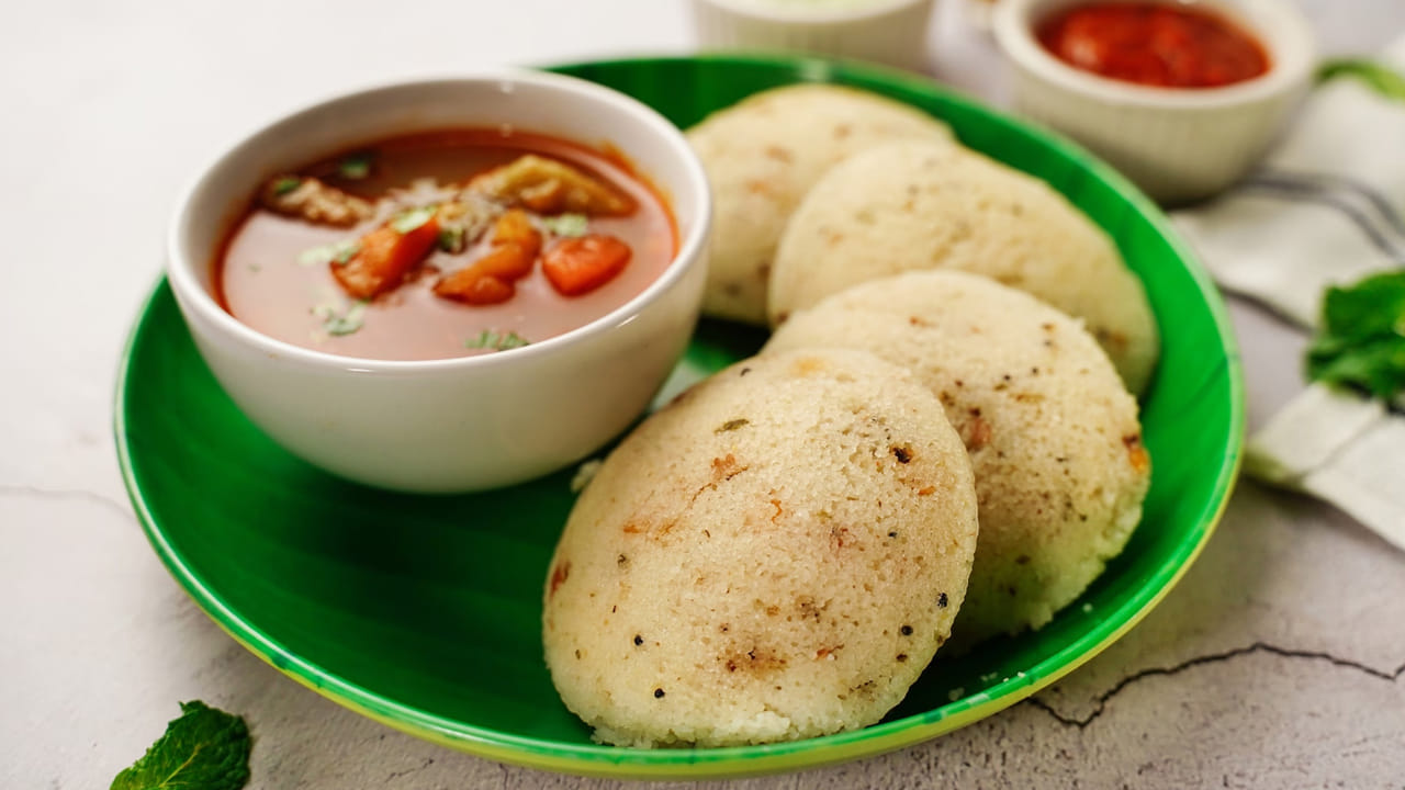 మిశ్రమాన్ని ఒక గిన్నెలోకి తీసుకొని పెరుగు వేసి మందపాటి పిండిలా కలపండి. పిండి చాలా మందంగా ఉంటే, కావలసిన స్థిరత్వాన్ని పొందడానికి కొద్దిగా నీరు కలపండి. 15-20 నిమిషాలు అలాగే ఉంచండి. ఆవిరి పట్టే ముందు, పిండికి 1/2 టీస్పూన్ ఫ్రూట్ సాల్ట్ లేదా బేకింగ్ సోడా జోడించండి. బుడగలు ఏర్పడే వరకు మెత్తగా కలపండి. 