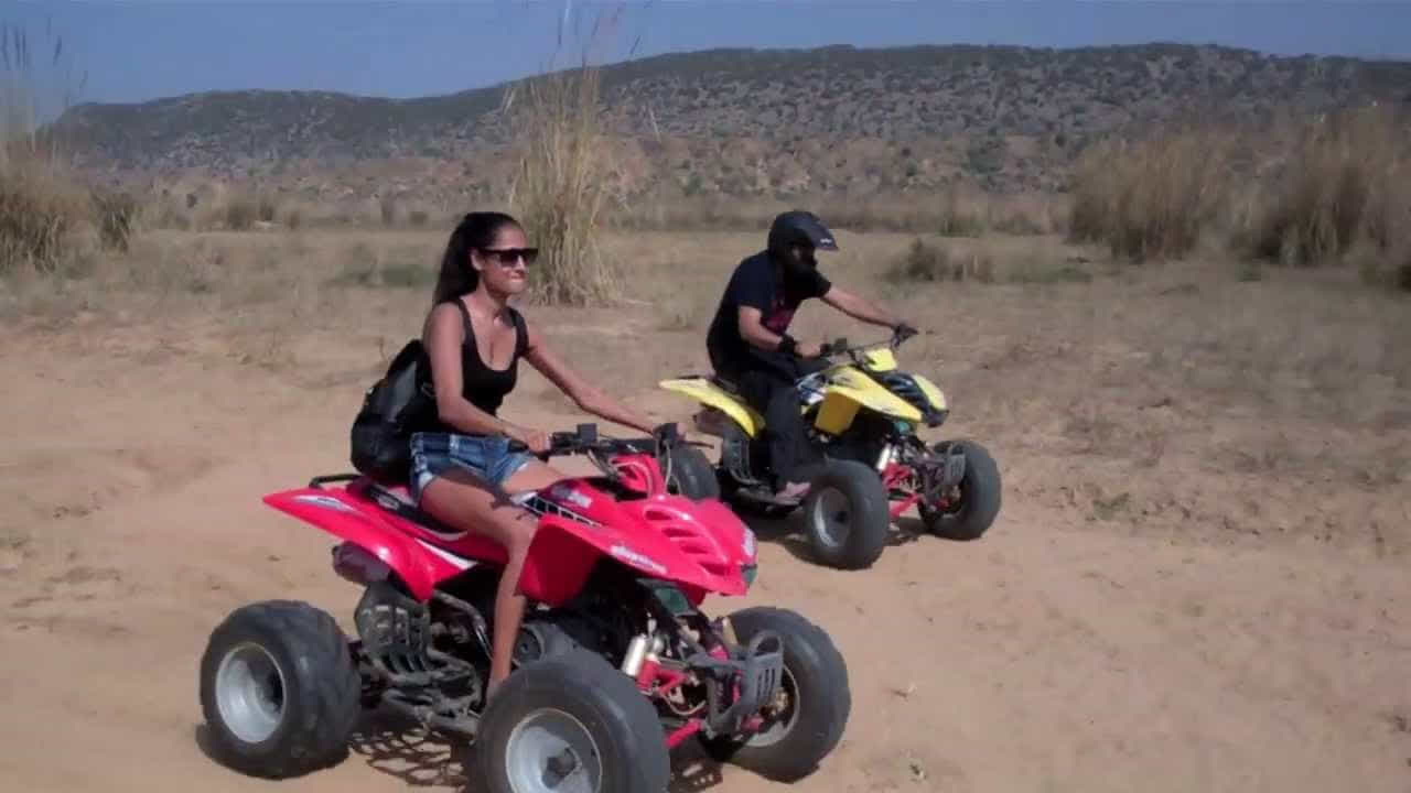 ATV రైడ్ అండ్ ఆఫ్-రోడింగ్ అడ్వెంచర్: జైపూర్లో ఆల్-టెర్రైన్ వెహికల్స్ (ATV) వాడకం ప్రజాదరణ పొందుతోంది. జవహర్ సర్కిల్, గల్తాజీ టెంపుల్ వంటి ప్రదేశాలు ఈ ట్రెండ్కు ప్రసిద్ద. ఈ ఆఫ్-రోడ్ వాహనాలు కఠినమైన, బురద, అసమాన ట్రాక్లను జయించవచ్చు. ఇది చాలా థ్రిల్లింగ్గా ఉంటుంది. పర్యాటకులు కొండలు, అడవుల మధ్య మంత్రముగ్ధులను చేసే మార్గాల్లో ఈ శక్తివంతమైన వాహనాలను నడపవచ్చు.