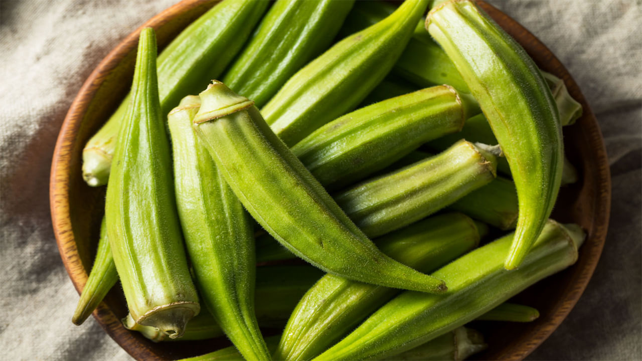 నిద్ర లేచిన తర్వాత ఖాళీ కడుపుతో నీళ్లు తాగమని దాదాపు ప్రతి ఇంట్లో పెద్దవాళ్లు చెబుతుంటారు. ఇలా తాగడం వల్ల శరీర రోగనిరోధక శక్తి పెరుగుతుంది. ఖాళీ కడుపుతో నీళ్లు తాగితే కాలేయం, మూత్రపిండాలు, గుండె పూర్తిగా ఆరోగ్యంగా ఉంటాయి. కానీ నీళ్లలో కాసిన్ని బెండకాయ ముక్కలు వేసి నానబెట్టి తాగారంటే రెట్టింపు ప్రయోజనాలు పొందొచ్చు.