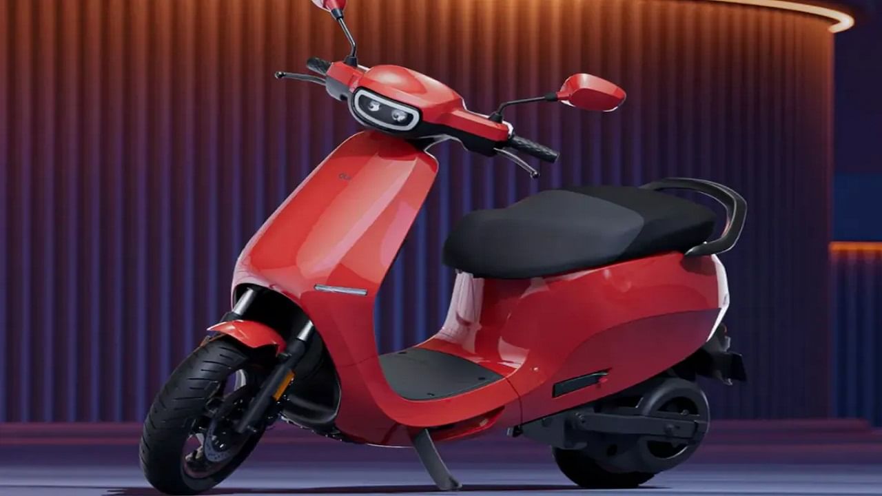 ఓలా ఎస్1 ప్రో ఈవీ స్కూటర్ రూ. 1,35,000కు కొనుగోలు చేయవచ్చు. ఈ స్కూటర్‌పై 120 కిమీ గరిష్ట వేగంతో దూసుకుపోవచ్చు. 195 కిమీ పరిధితో ఈ స్కూటర్ 6 కేడబ్ల్యూ మోటార్, 3 కేడబ్ల్యూహెచ్ బ్యాటరీతో వస్తుంది. అలాగే వాయిస్ కమాండ్‌లు, యూజర్ ప్రొఫైల్‌లు, ఓటీఏ అప్‌డేట్‌లు వంటి సాఫ్ట్‌వేర్ ఫీచర్‌లతో వచ్చే 7 అంగుళాల టచ్‌స్క్రీన్‌ను ఈ స్కూటర్ ప్రత్యేకత. మూడేళ్ల వారెంటీ లేదా 40,000 కిమీ వరకు వారెంటీ లభిస్తుంది. 
