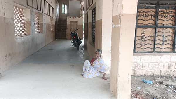అమ్మను అలా బస్టాండ్లో వదిలేసి వెళ్లావ్ ఏంట్రా - నువ్వేం కొడుకువిరా...