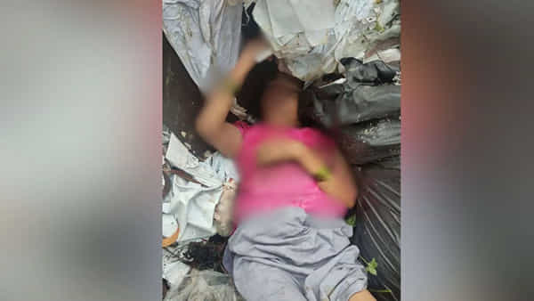 Viral News: బతికుండగానే చెత్త కుప్పలో పడేశారు... ముంబైలో దారుణ ఘటన