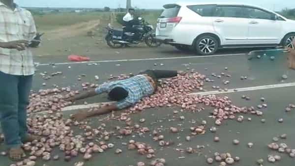 భారీగా తగ్గిన ఉల్లి ధర.. రోడ్డుపై పారబోసి భోరుమన్న రైతు..!