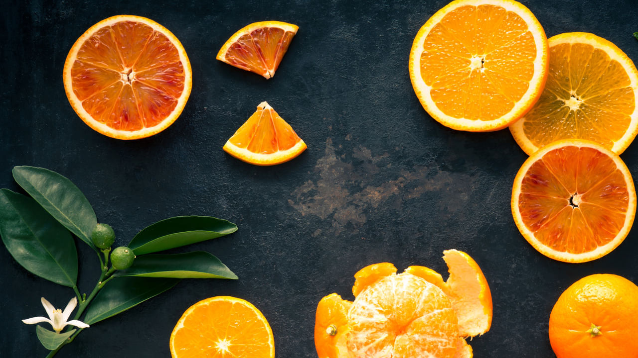 నారింజ పండ్లు  రక్త హీనత ఉన్న వారికి మంచి ఎంపిక. నారింజ పండ్లలో విటమిన్ సి అధికంగా ఉంటుంది. అంతేకాకుండా ఇందులో విటమిన్స్, మినరల్స్ పుష్కలంగా ఉంటాయి. అందువలన రక్త హీనత, ఐరన్ లోపంతో బాధపడే వారు తమ డైట్‌లో నారింజను చేర్చుకోవడం చాలా ఉత్తమం. వీటిని ప్రతి రోజూ తినడం వలన రక్తహీనత సమస్య నుంచి త్వరగా బయటపడగలరంట.