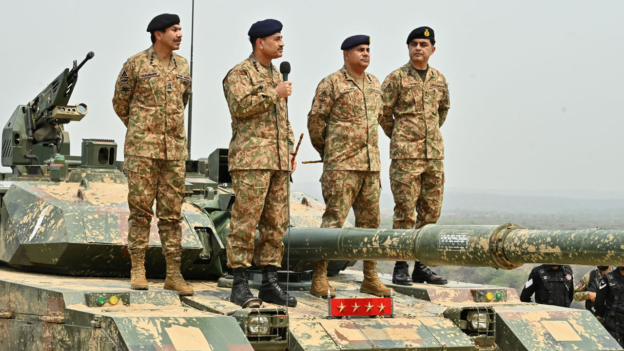 కశ్మీర్‌పై పాకిస్థాన్ ఆర్మీ చీఫ్‌ రెచ్చగొట్టే వాగుడు..! వారికి అన్ని విధాలా సపోర్ట్‌ చేస్తామంటూ..