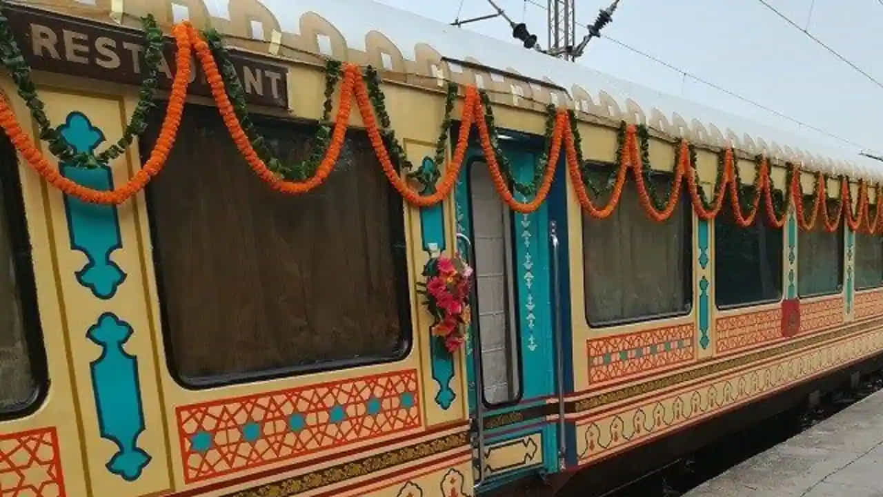 స్వాతంత్ర్యానికి  పూర్వం రాజ్‌పుత్ రాష్ట్రాల పేరుతో 14 కోచ్‌లతో, సెలూన్‌లు ఈ ప్రత్యేక రైలు సర్వీస్ కోసం ప్రత్యేకంగా రూపొందించిన పొదగబడిన మోటిఫ్‌లు, వాల్ టు వాల్ కార్పెటింగ్, ధనిక బట్టలతో చేసిన అన్ని అప్హోల్స్టరీలు, అత్యంత ఆతిథ్యం, సాంప్రదాయకంగా మాత్రమే అందించబడ్డాయి.