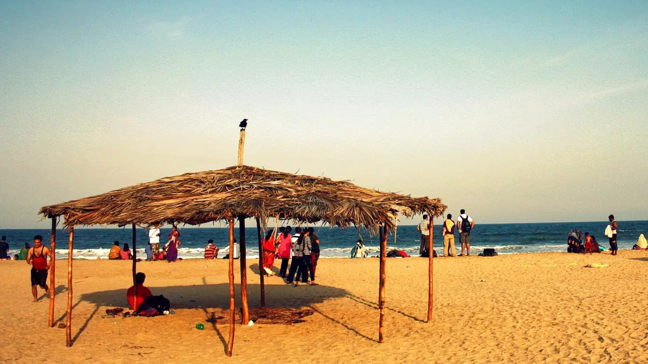 పారడైజ్ బీచ్, పాండిచ్చేరి: ప్లేజ్ పారడైసో అని కూడా పిలువబడే ప్యారడైజ్ బీచ్, చున్నాంబర్ బ్యాక్ వాటర్స్ నుండి ఒక చిన్న పడవ ప్రయాణం ద్వారా చేరుకోవచ్చు. ఇది పాండిచ్చేరిలో అత్యంత రహస్యం ప్రదేశాల్లో ఒకటి. ఇక్కడి నీరు శుభ్రంగా సూర్యకాంతిలో మెరుస్తూ ఉంటుంది. ఈ బీచ్ పట్టణానికి దగ్గరగా ఉన్నప్పటికీ ప్రశాంతంగా, ఏకాంతంగా ఉంటుంది. ఇది జంటలు, ఒంటరి ప్రయాణికులకు సరైనది. ఇది ఫోటోగ్రాఫర్లకు మంచి ఎంపిక.