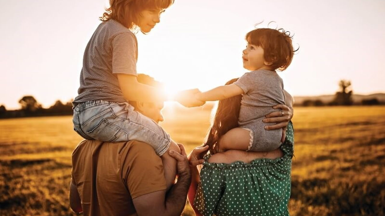 కొంత మంది పిల్లలు ఎక్కువగా మాట్లాడుతుంటారు. కథలు చెప్పడం లేదా ఎక్కువ చుట్టూ ఉన్న విషయాల గురించి మాట్లాడటం చేస్తుంటాడు. అయితే అలాంటి వ్యక్తి చాలా సృజనాత్మకను కలిగి ఉండటం లేదా అతను ఊహాత్మక సామర్థ్యం కలిగి ఉన్నాడని అర్థం చేసుకోవాలంట. తన భవిష్యత్తులో ఏ విషయాన్ని అయినా సరే అర్థం చేసుకొనే నేర్పు పిల్లవాడిలో ఉంటుందంట.