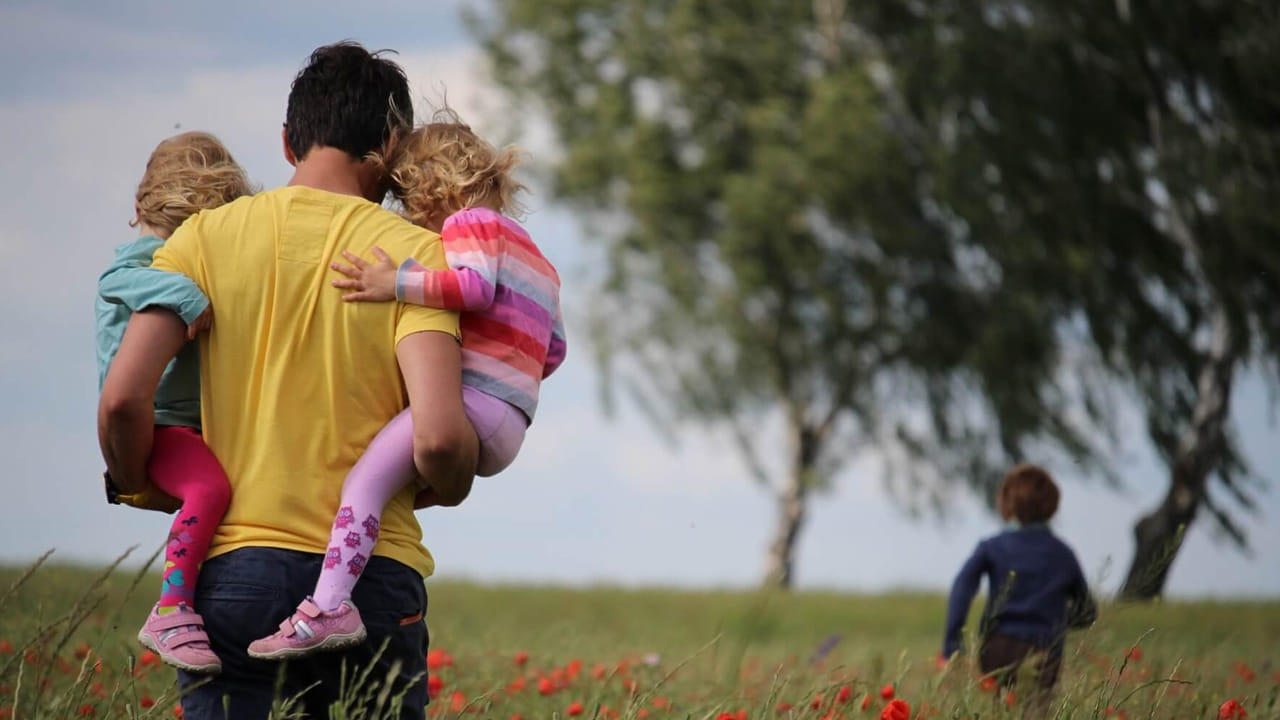 మీరు మీ పిల్లలను తీసుకొని బయటకు వెళ్లినప్పుడు వారు అక్కడ ఉన్న ప్రపంచాన్ని చూస్తూ.. ప్రతి వస్తువును తాకుతూ అక్కడ అన్నింటినీ చూస్తున్నాడు అంటే, ఆ పిల్లవాడు ప్రపంచాన్ని తెలుసుకోవాలనే ఉత్సాహాన్ని కలిగి ఉన్నాడని, ఆ పిల్లవాడికి మంచి తెలివితేటలు, నేర్చుకోవాలనే తపన ఎక్కువగా ఉన్నదని అర్థం చేసుకోవాలంట.