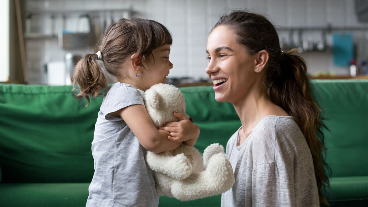 మీ పిల్లవాడు ఈ పని తాను చేయగలనని చెబితే, అతన్ని ఆపకండి. ప్రతిదీ స్వయంగా చేయాలనే కోరిక అతను స్వతంత్రంగా ఉండాలని కోరుకుంటున్నాడని, అతని ఆలోచన స్వతంత్రంగా ఉందని చూపిస్తుంది. ఇది ప్రతిభావంతులైన పిల్లల బలమైన అలవాటు. అని చెప్తున్నారు నిపుణులు.