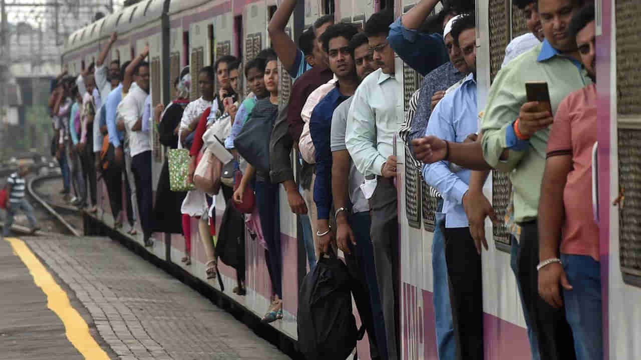 Mumbai Train Incident: కదులుతున్న ట్రైన్‌ నుంచి పడిపోయిన 10 మంది ప్రయాణికులు.. ఆ తర్వాత ఏం జరిగిందంటే?