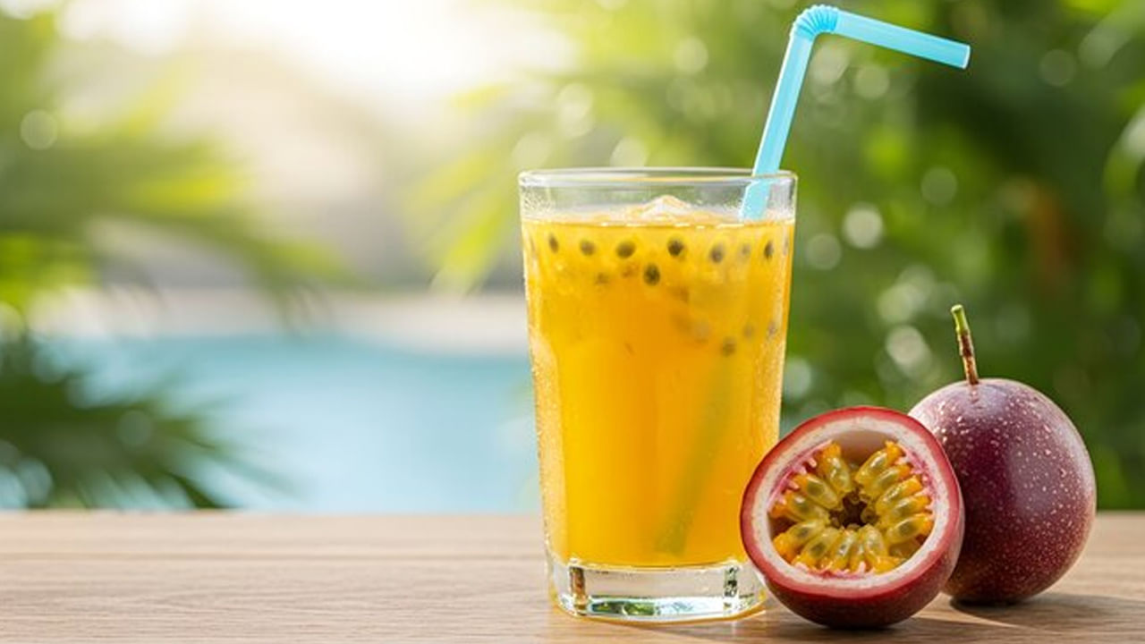 కృష్ణ ఫలం అని పిలువబడే పాషన్ ఫ్రూట్.. పాసిఫ్లోరా తీగ నుండి ఉత్పత్తి అవుతుంది. ఇది బ్రెజిల్, పరాగ్వే, అర్జెంటీనాకు చెందినది. ఉష్ణమండల పండు అయినప్పటికీ, దాని రకాలు కొన్ని ఉపఉష్ణమండల వాతావరణంలో కూడా పండుతున్నాయి. అందుకే దీనిని ఇప్పుడు ఆసియా, యూరప్, ఉత్తర అమెరికాలోని అనేక దేశాలలో సాగు చేస్తున్నారు. ప్రజలకు పెద్దగా పరిచయం లేని ఈ పండు అద్భుతమైన ప్రయోజనాలేంటో ఇక్కడ తెలుసుకుందాం...