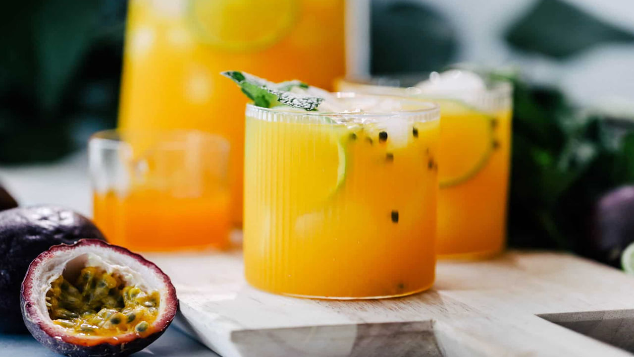 ముఖ్యంగా పాషన్ ఫ్రూట్ ఆకులు మధుమేహ రోగులకు ప్రయోజనకరంగా ఉంటాయి. ఈ ఆకుల రసం లేదా కషాయాలను తయారు చేసి తినడం ద్వారా, రక్తంలో చక్కెర స్థాయిలను నియంత్రించవచ్చు అంటున్నారు. ఇది దీర్ఘకాలంలో మధుమేహం ప్రభావాలను తగ్గిస్తుంది. పాషన్‌ ఆకులలో ఉండే యాంటీఆక్సిడెంట్లు, పోషకాలు శరీరంలో రక్తంలో చక్కెరను నియంత్రించడంలో సహాయపడతాయి. 