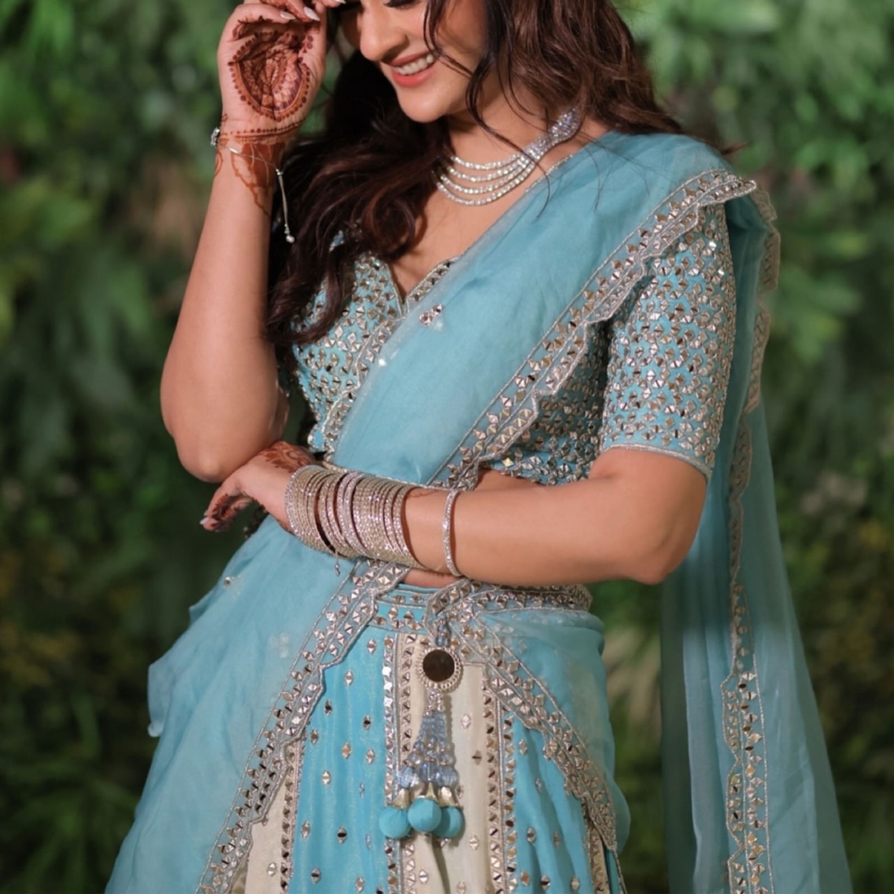 సినీరంగంలో హీరోయిన్‏గా గుర్తింపు రావాలంటే అందం మాత్రమే కాదు.. కాసింత అదృష్టం కూడా ఉండాలి. కొందరి విషయంలో టాలెంట్ ఎంత ఉన్న లక్కు మాత్రం కలిసిరాలేదు. అందులో ఈ హీరోయిన్ ఒకరు. మొదటి సినిమాతోనే బ్లాక్ బస్టర్ హిట్ అందుకుంది. దీంతో ఆమె పేరు ఇండస్ట్రీలో మారుమోగింది. కట్ చేస్తే.. అవకాశాలకు దూరంగానే ఉండిపోయింది. 