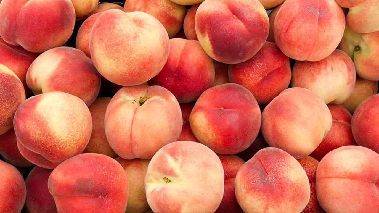 పీచ్‌ పండులో విటమిన్స్‌, మినరల్స్‌, యాంటీ ఆక్సిడెంట్లు అధికంగా ఉంటాయి. ఈ పండు కంటి ఆరోగ్యానికి చాలా మంచిదని నిపుణులు చెబుతున్నారు. పిచ్‌ పండులో విటమిన్ ఏ తో పాటు బీటా కెరోటీన్‌ కూడా పుష్కలంగా ఉండటం వల్ల కంటి ఆరోగ్యానికి మేలు చేస్తుంది. ఆరోగ్యకరమైన కంటి చూపును మెరుగుపరిచి ఇది క్యాటరాక్ట్ సమస్యలు రాకుండా నివారిస్తుంది. 