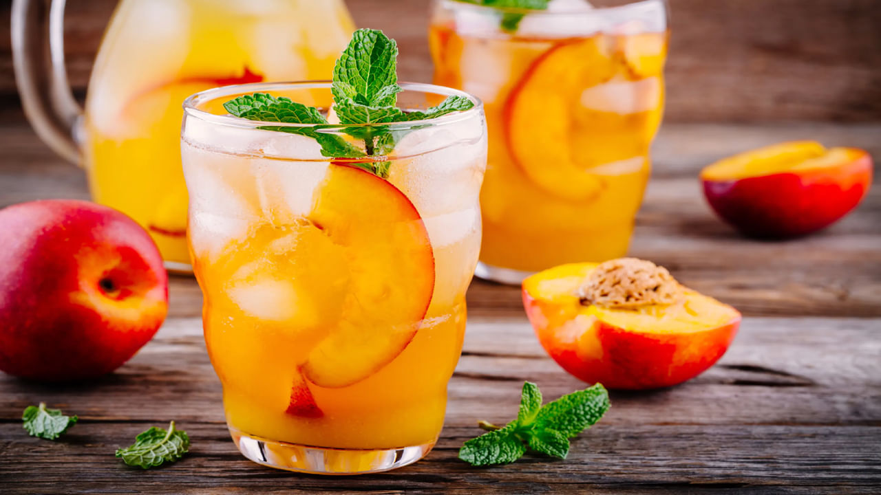 పీచెస్ రక్తపోటును, అధిక కొలెస్ట్రాల్ స్థాయిలను తగ్గిస్తుంది. గుండె జబ్బుల ప్రమాదాన్ని నివారిస్తుంది. రక్తంలో హిస్టమైన్ ఉత్పత్తిని నిరోధించి, అలెర్జీ లక్షణాలను తగ్గిస్తుంది. అంతేకాదు.. పీచ్‌ పండుతో అందాన్ని కూడా రెట్టింపు చేసుకోవచ్చు. పండులో విటమిన్ ఎ, సి ఎక్కువగా ఉండటం వల్ల ఈ పండుతో ఫేషియల్ చేయడం వల్ల చర్మం ముడతలు తొలగిపోయి, చర్మ రంధ్రాలలోని మలినాలు తొలగిపోయి ముఖం శుభ్రంగా, మెరుస్తూ ఉంటుంది.