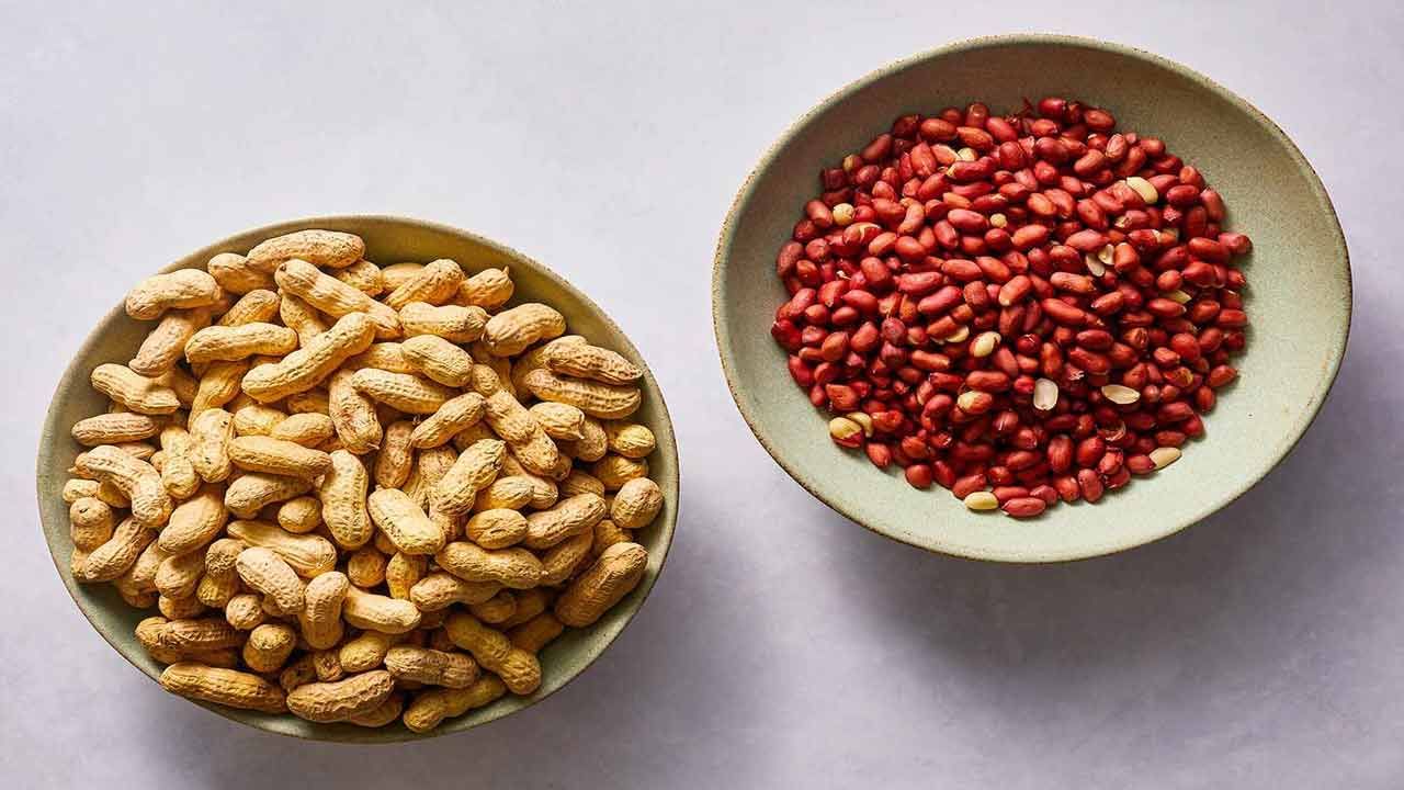 పల్లీలు అంటే చాలా మంది ఇష్టంగా తింటూ ఉంటారు. అయితే, వీటిని తిన్న వెంటనే నీళ్లు మాత్రం తాగకూడదని ఆరోగ్య నిపుణులు చెబుతున్నారు. ఇలా చేయటం ఆరోగ్యానికి మంచిది కాదని అంటున్నారు.  వేరుశనగ తిన్న వెంటనే నీళ్లు తాగితే అవి సరిగ్గా జీర్ణం కావు. వేరుశెనగలు గట్టిగా ఉండటం వల్ల, అవి కడుపులో జీర్ణం కావడానికి ఎక్కువ సమయం పడుతుంది.