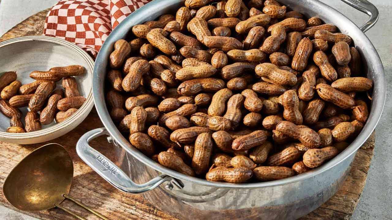 పల్లీలు తిన్నవెంటనే నీళ్లు తాగడం వల్ల జీర్ణక్రియ మందగిస్తుంది. దీనివల్ల ఆహారం సరిగ్గా జీర్ణం కాకుండా పోతుంది. వేరుశెనగ తిన్న వెంటనే నీరు త్రాగడం వల్ల జీర్ణవ్యవస్థలోని ఎంజైమ్‌ల పనితీరుకు అంతరాయం కలుగుతుంది.