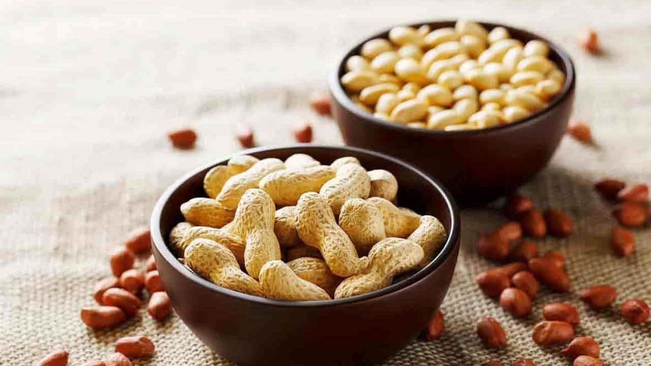 అంతేకాదు.. పల్లీలు తిన్న తర్వాత తినకూడనివి మరికొన్ని ఉన్నాయి. పల్లీలు తిన్న వెంటనే నీళ్లు తాగటం ఎంత ప్రమాదమో..అలాగే, చాక్లెట్స్, ఐస్‌క్రీమ్, సిట్రస్ పండ్లు, పాలు వంటివి కూడా తీసుకోరాదని నిపుణులు చెబుతున్నారు. వేరుశనగ తిన్న వెంటనే పాలు తాగకూడదు. వేరుశనగలో నూనె ఉంటుంది. కాబట్టి దాన్ని తిన్న వెంటనే పాలు తాగితే జీర్ణం కావడం కష్టం. గొంతు, జీర్ణ సమస్యలు వస్తాయి.