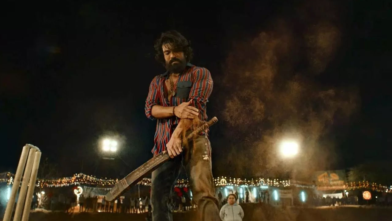 వరుస అప్‌డేట్స్‌తో హల్‌చల్ చేస్తోంది పెద్ది టీమ్. ప్రస్తుతం యాక్షన్ సీన్ చిత్రీకరణలో బిజీగా ఉన్న యూనిట్‌, అందుకోసం ప్రత్యేకంగా రైలు సెట్‌ను రూపొందించింది. నవకాంత్ మాస్టర్‌ కొరియోగ్రాఫ్ చేస్తున్న యాక్షన్‌ ఎపిసోడ్‌ను ఈ నెల 19 వరకు ఇదే సెట్‌లో షూటింగ్ చేయబోతున్నారు. బుచ్చిబాబు తెరకెక్కిస్తున్న ఈ సినిమా 2026 మార్చి 27న ప్రేక్షకుల ముందుకు రానుంది.