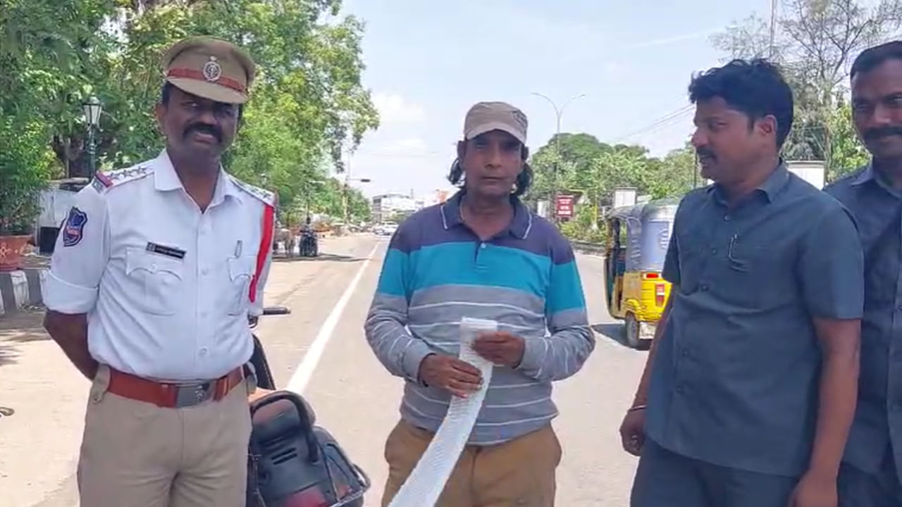 Telangana: ట్రాఫిక్ చలాన్స్లో డబుల్ సెంచరీ క్రాస్ చేసిన వాహనదారుడు..