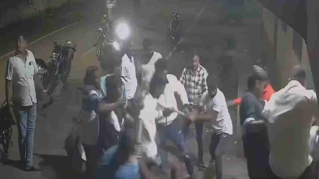 Watch: ఏమైందో ఏమోగానీ.. ముగ్గురు వ్యక్తులపై ఏకంగా 25 మంది దాడి.. షాకింగ్ వీడియో వైరల్