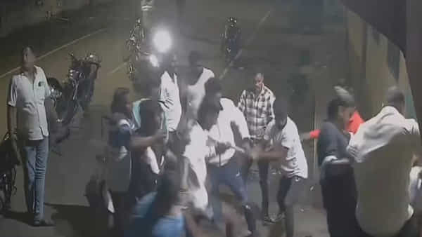Watch: ఏమైందో ఏమోగానీ.. ముగ్గురు వ్యక్తులపై ఏకంగా 25 మంది దాడి.. షాకింగ్ వీడియో వైరల్