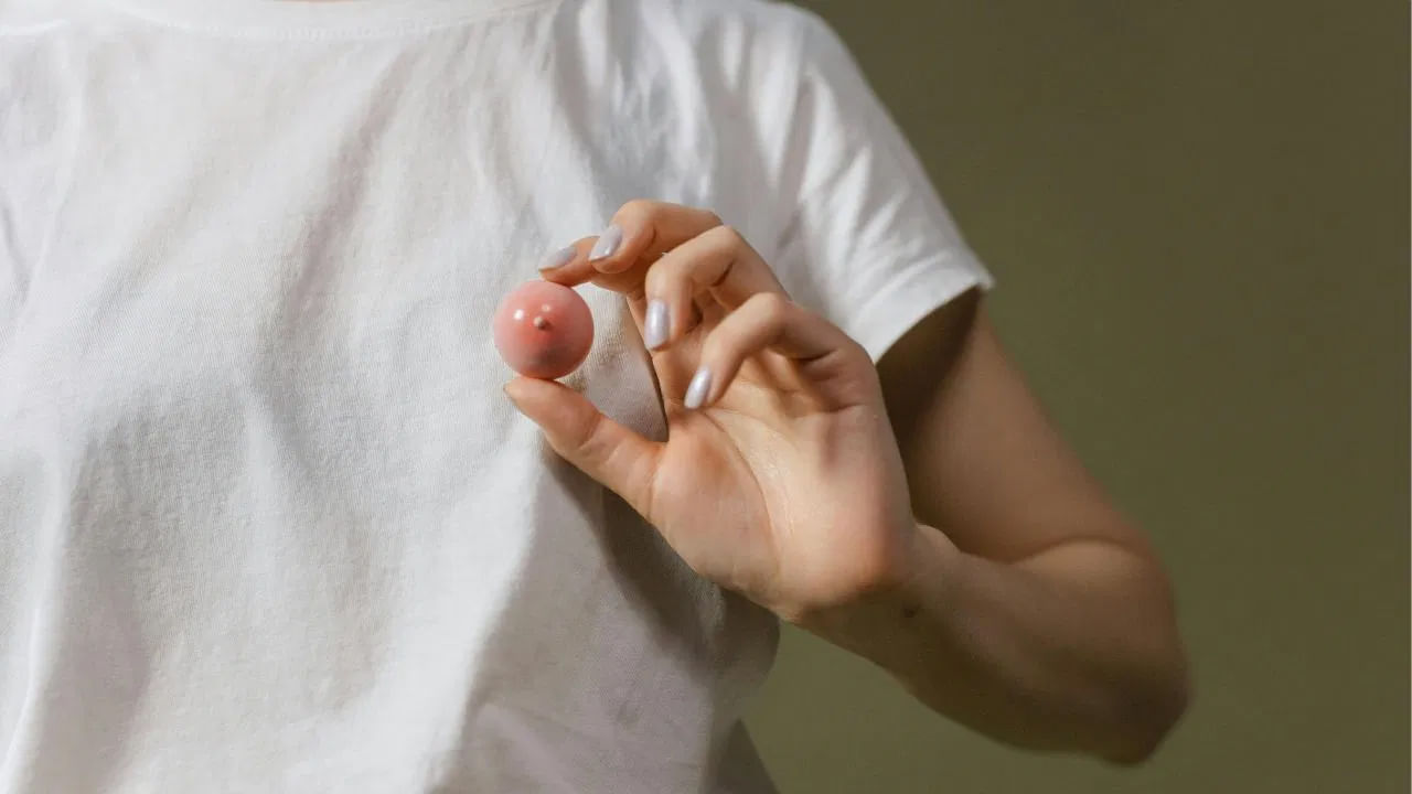 కొంతమంది అమ్మాయిలు రొమ్ము నొప్పి కారణంగా విపరీతంగా టెన్షన్ పడుతుంటారు. అంటే ఇది పెద్ద సమస్యేం కాదుగానీ.. చాలా మంది అమ్మాయిలకు పిరియడ్స్ సమయంలో ఇలా రొమ్ము నొప్పి కూడా ఉంటుంది. ఇది ఋతుస్రావం ప్రారంభమయ్యే కొన్ని రోజుల ముందు జరుగుతుంది. దీనికి కారణం హార్మోన్లలో మార్పు.