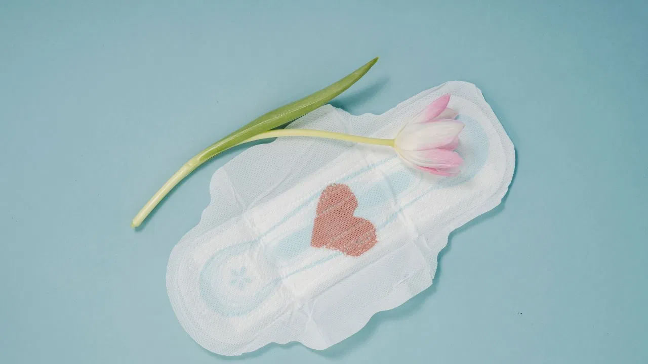 కాఫీ, టీ, శీతల పానీయాలలో ఉండే కెఫిన్ రొమ్ము నొప్పిని మరింత పెంచుతుంది. పీరియడ్స్ సమయంలో వాటిని నివారించడం ప్రయోజనకరంగా ఉంటుంది. కొన్నిసార్లు బ్రా లేదా బిగుతుగా ఉండే దుస్తులు ధరించడం వల్ల కూడా రొమ్ము నొప్పి వస్తుంది.