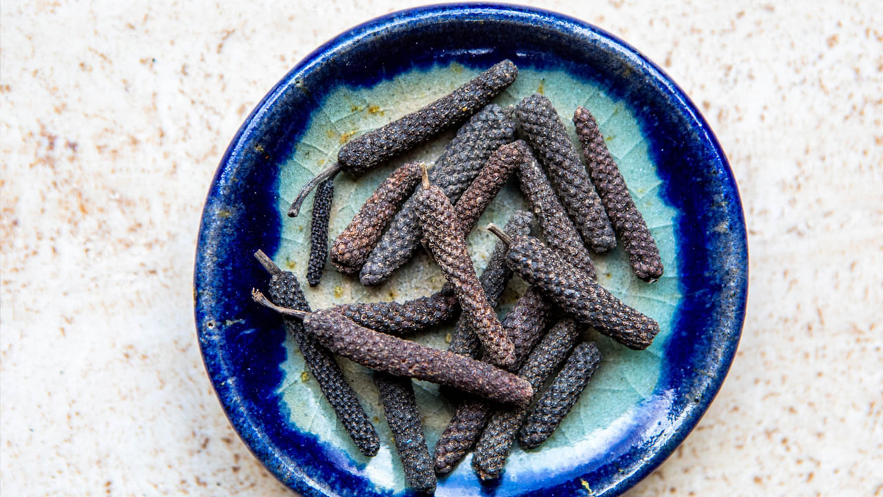 ఒక గ్లాస్ మ‌జ్జిగలో 2 గ్రాముల పిప్ప‌ళ్ల పొడిని క‌లిపి రోజూ ఉద‌యం, సాయంత్రం తీసుకోవాలి. దీని వ‌ల్ల మహిళల్లో ప్రసవం తర్వాత వచ్చే పొట్ట సమస్య త్వరగా తగ్గుతుంది. పొట్ట త‌గ్గి స‌మ‌త‌లంగా అవుతుంది. దీంతో తల్లి క్షమాంగా ఉంటుంది.