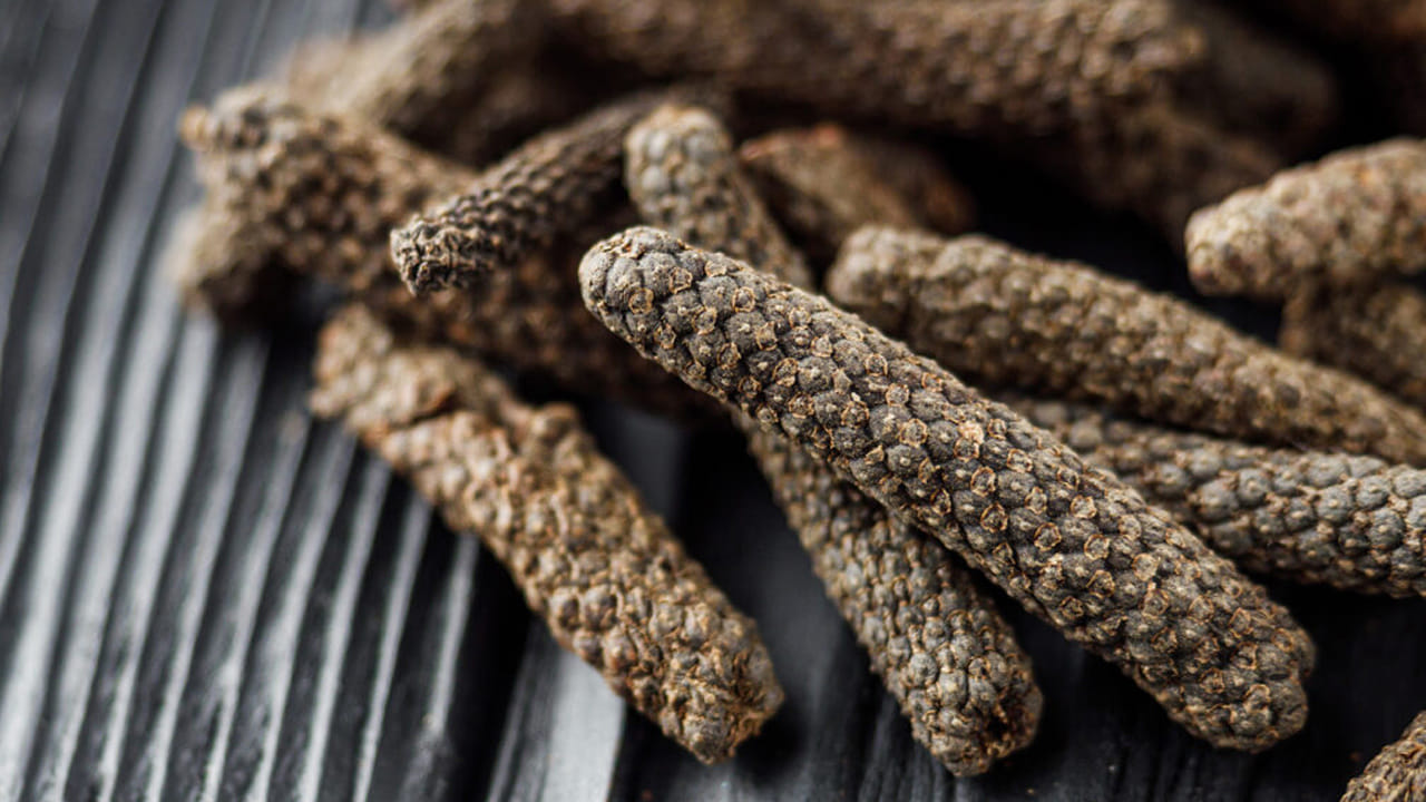 పిప్ప‌ళ్ల పొడి 1 గ్రాము, పాత బెల్లం పొడి 5 గ్రా. తీసుకుని క‌లిపి చిన్న ఉండ‌ల్లా చేయాలి. వాటిని పూట‌కు ఒక‌టి చొప్పున మింగితే, ద‌గ్గు, ఆస్త‌మా త‌గ్గిపోతాయి. వాటిపై పిప్ప‌ళ్లు బ్ర‌హ్మాస్త్రంలా ప‌నిచేస్తాయి. అసిడిటీ, ఛాతిలో మంట‌, పుల్ల‌ని త్రేన్పులు వంటి స‌మ‌స్య‌లు పిప్ప‌ళ్ల‌తో త‌గ్గించుకోవ‌చ్చు.1గ్రాము పిప్ప‌ళ్ల పొడికి అర టీస్పూన్ తేనె క‌లిపి ఉద‌యం, సాయంత్రం భోజ‌నం తర్వాత తీసుకుంటే ఆయా స‌మ‌స్యలు తగ్గుతాయ్‌.